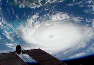انخفاض حدة الإعصار دوريان إلى عاصفة من الفئة الثالثة
