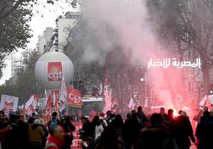 استمرار توافد حشود المحتجين في فرنسا إلى الشوارع.. وتعطل حركة بعض القطارات