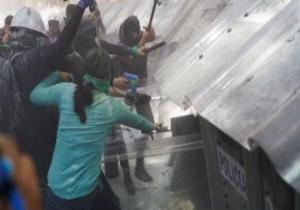 صور.. كر وفر بين الشرطة وناشطات فى المكسيك بسبب قرار بتجريم الإجهاض