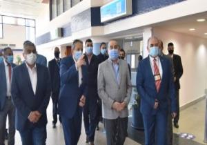 بالصور ..وزير الطيران المدنى يتفقد مطار القاهرة بعد جولة موسعة بمرسى علم