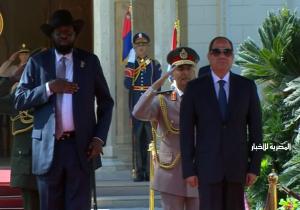 الرئيس السيسي وسلفاكير يستعرضان حرس الشرف بقصر الاتحادية