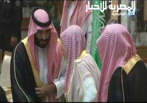 محمد بن سلمان يكسر القواعد الملكية خلال مراسم البيعة
