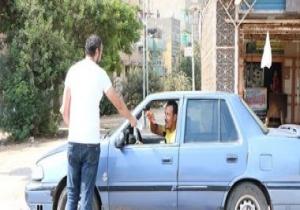 "جدعنة المصريين".. شباب يوزعون المياه على المارة بالدقهلية لتخفيف حرارة الجو