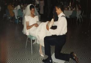 ميشيل تحتفل بذكرى زفافها من أوباما.. ورئيس أمريكا السابق يلبسها حذاءها