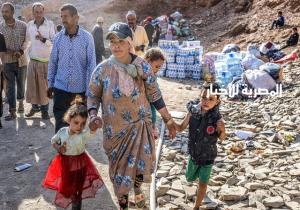 أطفال تحت هول الصدمة في إحدى القرى المنكوبة بالزلزال في المغرب