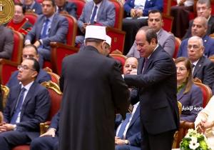 وزير الأوقاف يُهدي الرئيس السيسي "موسوعة رؤية" لإصدارات تجديد الخطاب الديني