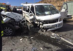 إصابة 22 شخصا فى تصادم بين سيارتين على الطريق الصحراوي بأسوان
