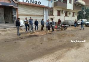 إصلاح هبوط أرضي وعطل بشبكة الصرف الصحي بشارع أحمد عرابي في ميت غمر