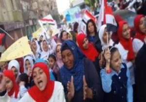 طالبات مدرسة بالمنيا ينظمن مسيرة لمطالبة المواطنين بالتصويت فى الانتخابات