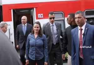 رئيسة المجر تستقل قطارًا مكونًا من عربات مجرية من محطة مصر برمسيس وحتى محطة الجيزة | صور