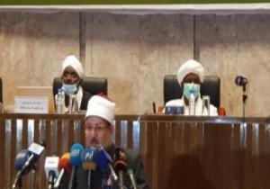 وزير الأوقاف السودانى يهدى مختار جمعة درعًا خاصًا لجهوده العلمية