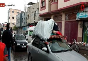 "القاهرة الإخبارية" تعرض مشاهد لعملية نزوح جديدة للمدنيين في غزة بعد عملية معبر كرم أبو سالم | فيديو