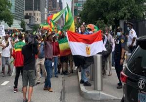 هنا من أجل بلدى.. شاب يقف شجاعا بعلم مصر وسط حشود الإثيوبيين أمام مجلس الأمن