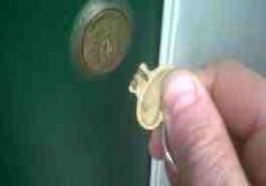 شاهد..ماذا تفعل إذا كُسر مفتاحك داخل الباب؟.. طريقة سهلة بدون خسائر