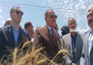 محافظ كفر الشيخ يشهد افتتاح موسم حصاد القمح ويدير حوارًا مع المزارعين (صور)