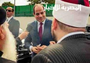 السيسي يداعب المواطنين خلال استقباله: «إيه اللي مصحيكم بدري الموضوع مش مستاهل خالص»