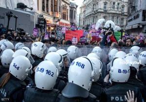 الشرطة التركية تستخدم الغاز لتفرق تظاهرة ضد العنف بحق المرأة