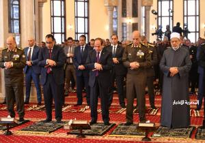 المتحدث الرئاسي ينشر صور الرئيس السيسي يؤدي صلاة الجمعة بمناسبة ذكرى العاشر من رمضان