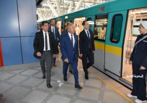 وزير النقل والسفير الفرنسي يتفقدان القطار الكهربائي والخط الثالث للمترو لمتابعة مستوى الخدمة | صور