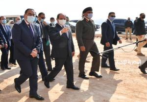 الرئيس السيسي يصطحب أعضاء الحكومة ورئيس الوزراء في جولة تفقدية بمنطقة عزبة الهجانة / صور