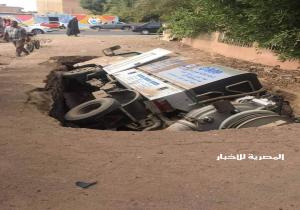 حفرة عملاقة "تبتلع" شاحنة وتصيب شخصين فى مصر