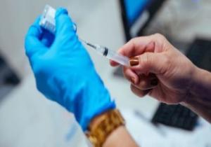 بريطانيا: تطعيم أكثر من 28 مليون شخص باللقاح المضاد لفيروس "كورونا"