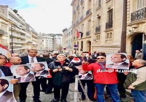 إقبال كثيف وحشود غفيرة على السفاره المصريه بباريس قبل ساعات من غلق باب التصويت