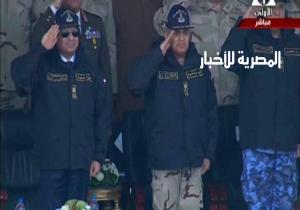 الرئيس السيسي يرفع علم مصر على حاملة المروحيات "جمال عبدالناصر"