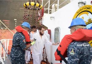القوات البحرية تنجح فى إنقاذ مركب "هجرة غير شرعية" على متنه 31 فردًا بعد تعرضه لعطل فني | صور