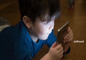 هل طفلك مُدمن شاشات؟.. 10 نصائح ذهبية للحد من استخدام الموبايل