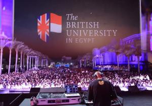 فرقة كايروكي تشعل حفل الجامعة البريطانية في مصر للترحيب بالطلاب الجدد