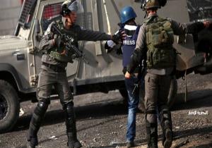 قوات الاحتلال تحاصر صحفيين في الضفة الغربية وتطلق عليهم قنابل الغاز